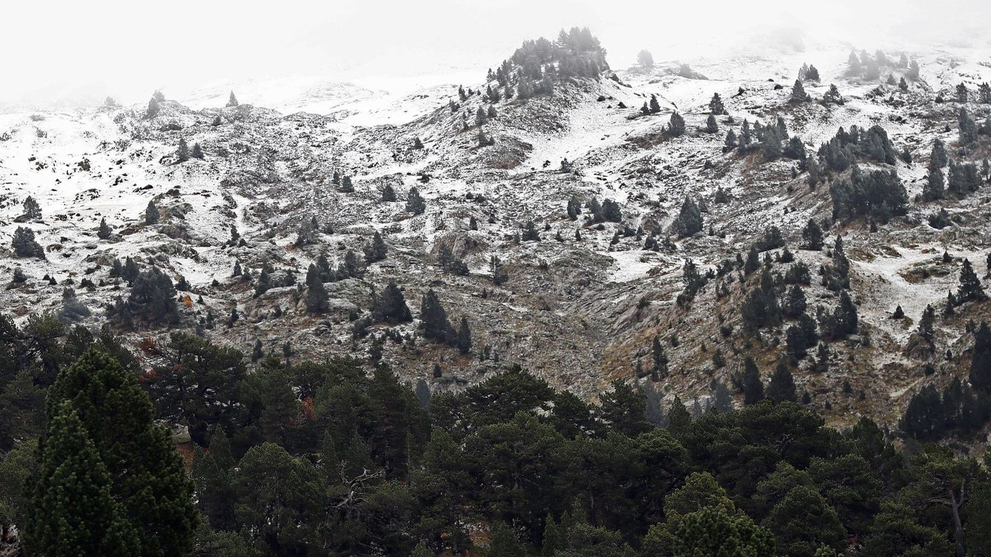 La primera nevada de la temporada caída en los montes del pirineo (EFE)