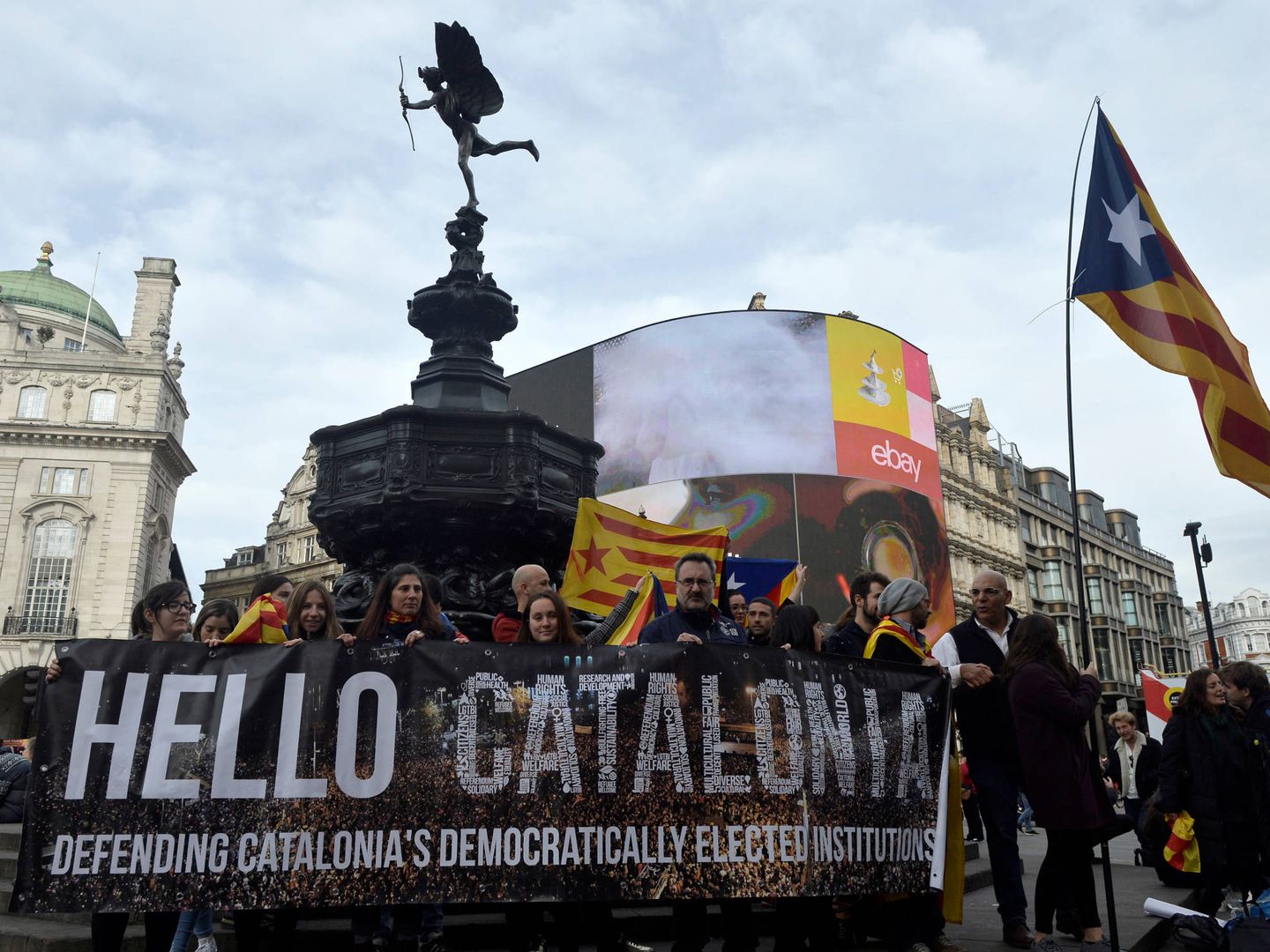 Manifestantes a favor de la independencia de Cataluña en Picadilly Circus, Londres. (Reuters)