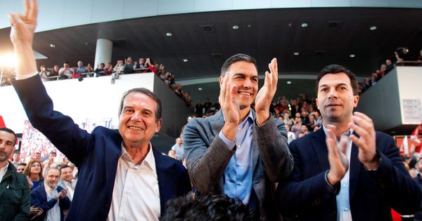 Foto: El presidente del Gobierno y candidato por el PSOE a la reelección, Pedro Sánchez (c), acompañado por el líder del PSdeG, Gonzalo Caballero (d) y el alcalde de Vigo, Abel Caballero. (EFE)