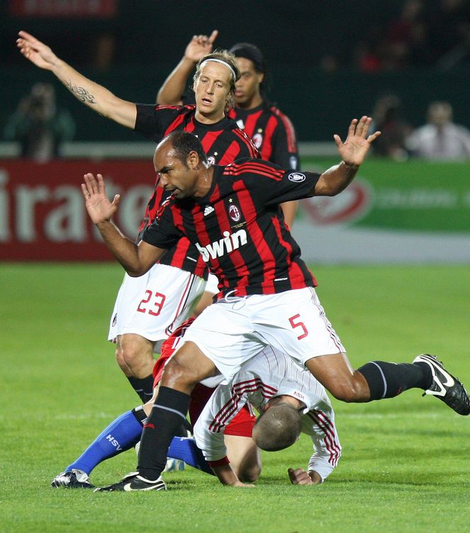 Emerson, ante el centrocampista italiano Ambrosini, en un partido amistoso del Milán. 