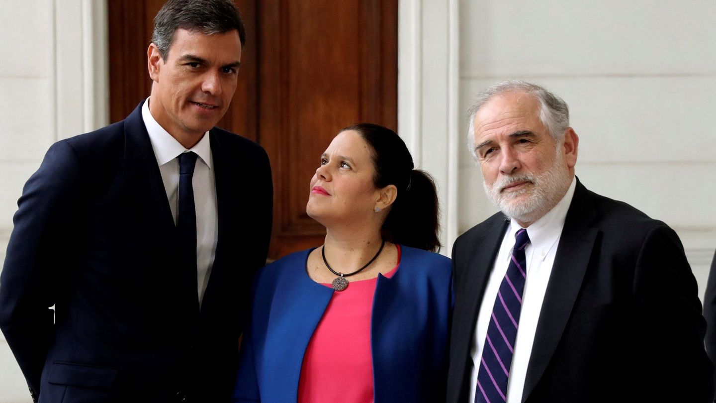 Pedro Sánchez, con los presidentes de las Cámaras del Congreso y del Senado de Chile, Maya Fernández y Carlos Montes, respectivamente, en el segundo día de su visita a Santiago de Chile. (EFE)