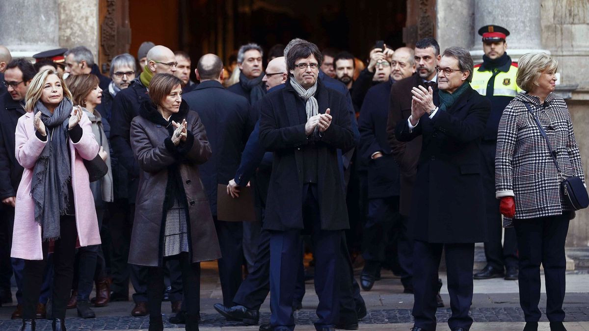 Procesión triunfal de Artur Mas hasta el tribunal que lo convierte en mártir
