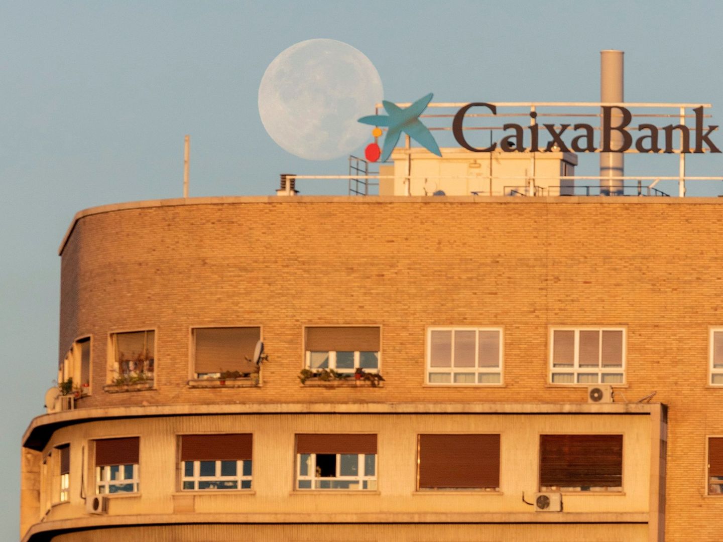 Publicidad de CaixaBank en Zaragoza. (EFE)