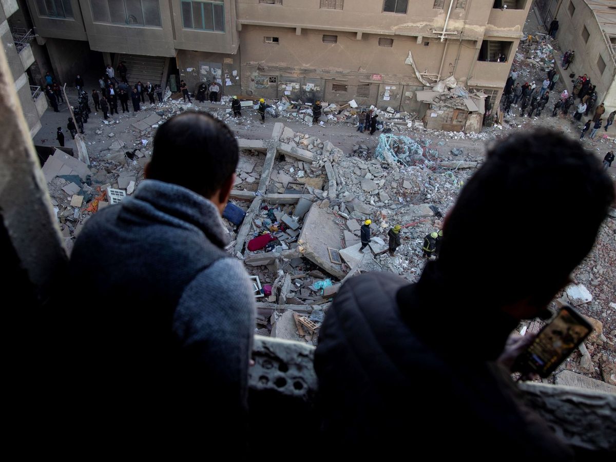 Foto: Derrumbe de un edificio de viviendas en El Cairo. (EFE/Mohamed Hossam)