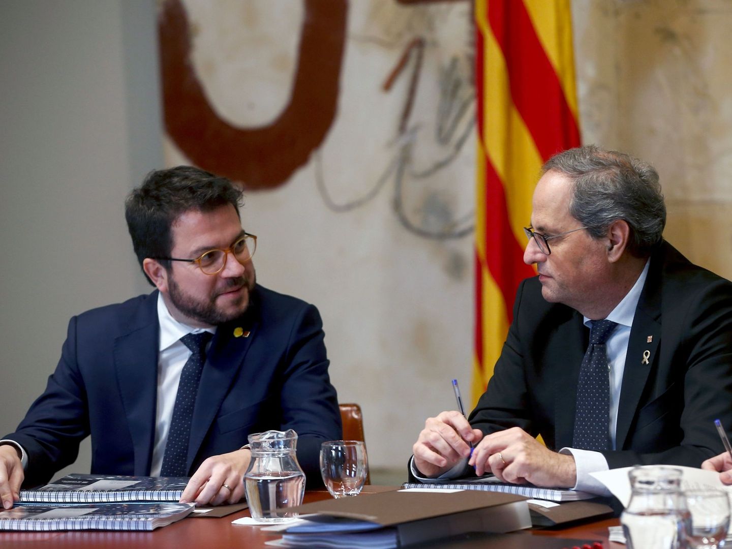 El presidente de la Generalitat, Quim Torra, junto a su vicepresidente, Pere Aragonès (i). (EFE)
