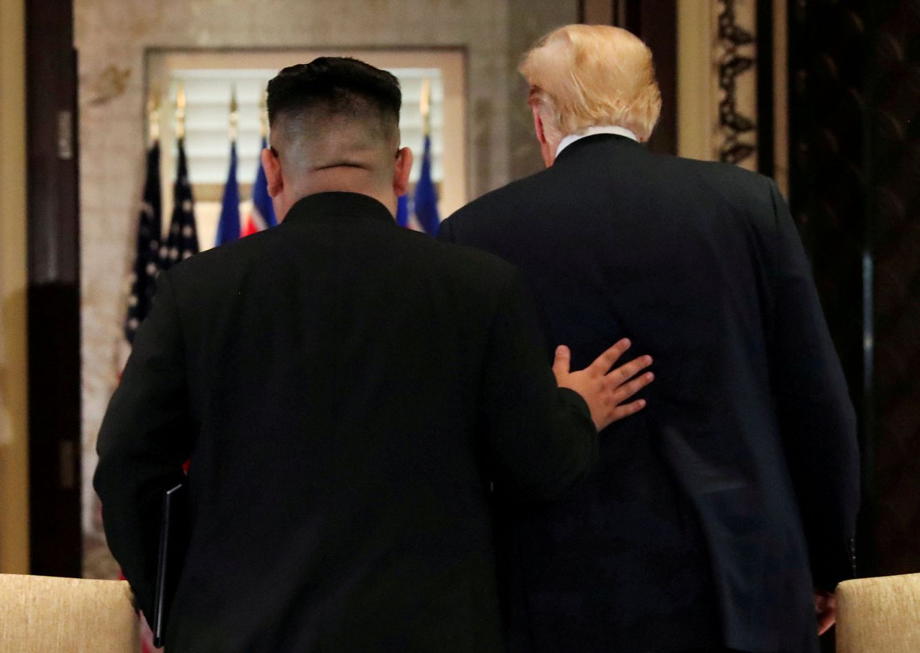 Kim Jong-un acompaña a Donald Trump a la salida tras su encuentro en Singapur, el 12 de junio de 2018. (Reuters)