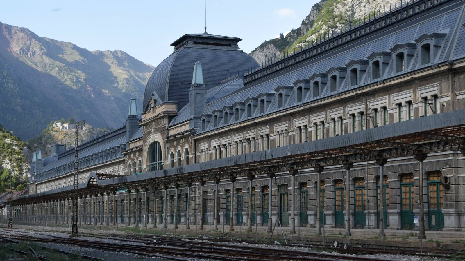 Foto: La estación de Canfranc, ahora en manos del Gobierno de Aragón. El paso francés está en desuso. 