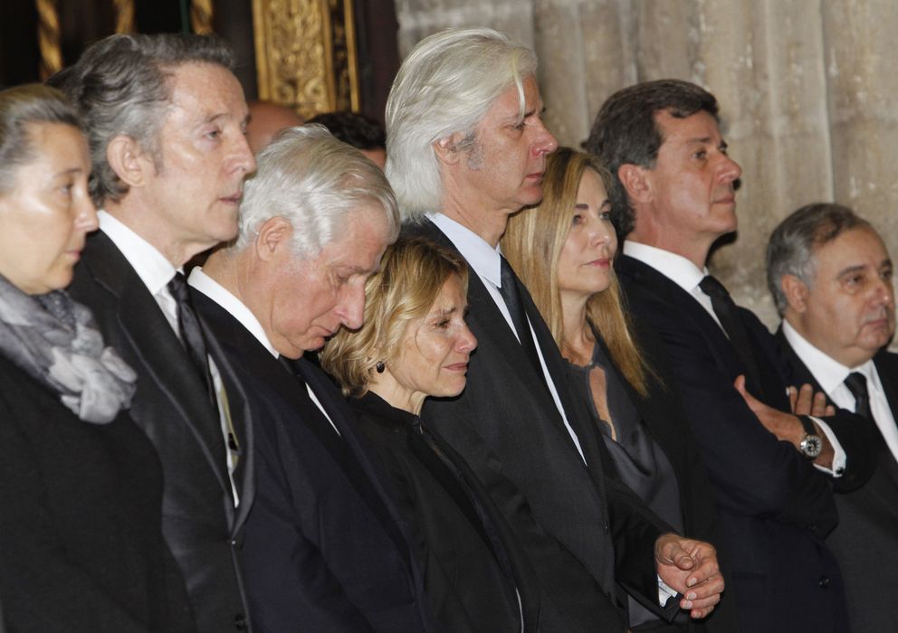 Foto: Los hijos de la duquesa de Alba, Alfonso Díez y Cristina de Borbón Dos Sicilias, el viernes en el funeral (Gtres)