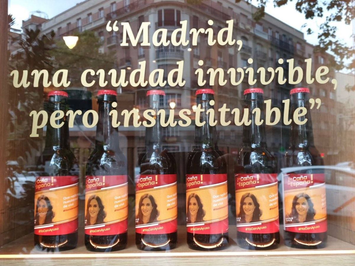 Foto: Botellas de La Caña de España en un escaparate de Madrid.