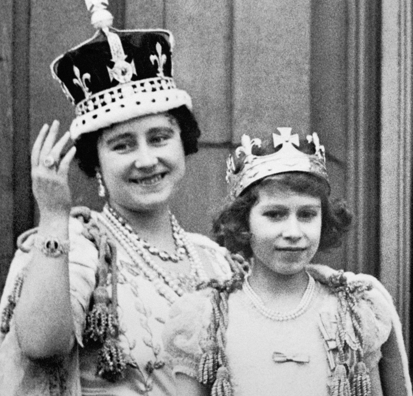Isabel II, con su madre. (Getty)