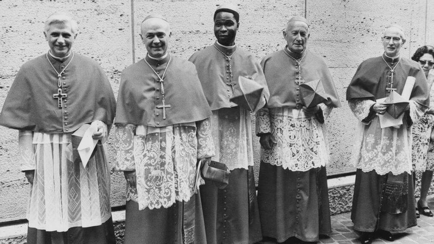 El futuro Benedicto XVI, a la izquierda, en 1977. (Getty)