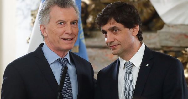 Foto: El presidente de Argentina, Mauricio Macri, (izquierda) junto al ministro de Hacienda, Hernán Lacunza. (EFE)