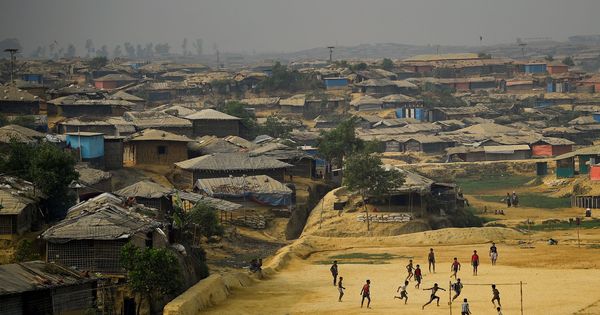 Foto: Refugiados 'rohingyá' jugando al fútbol en un campo de Cox's Bazaar, en la frontera de Bangladesh con Birmania | Reuters