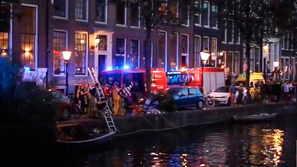 Cuatro británicos lanzan su coche a un canal del barrio rojo de Ámsterdam