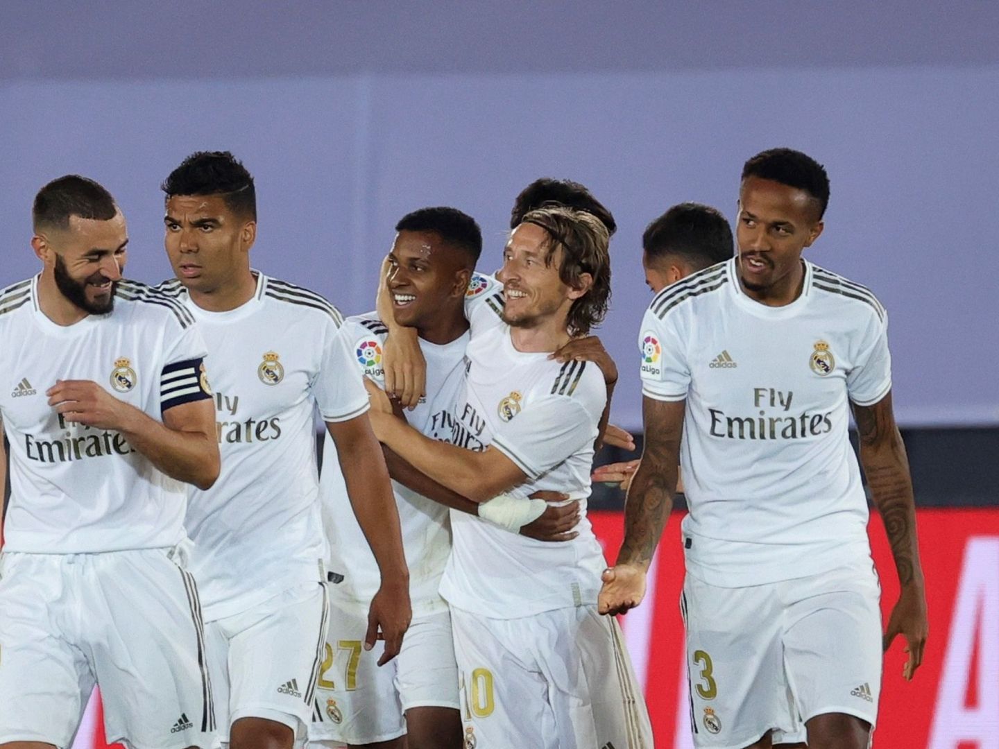 Los jugadores del Real Madrid se abrazan en el partido contra el Alavés. (Efe)