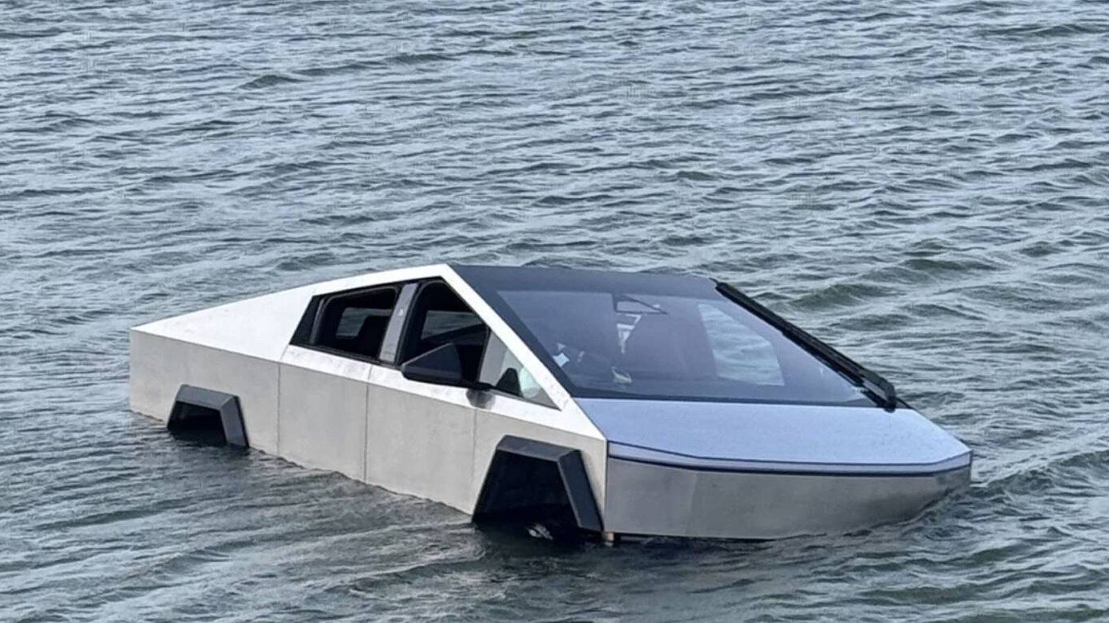 Arroja su Tesla Cybertruck a un lago y, sin quererlo, demuestra que Elon Musk estaba equivocado