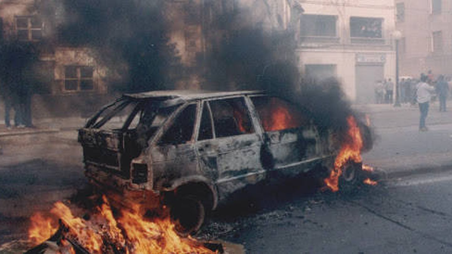 Uno de los coches incendiados en los disturbios. (Begin Again)