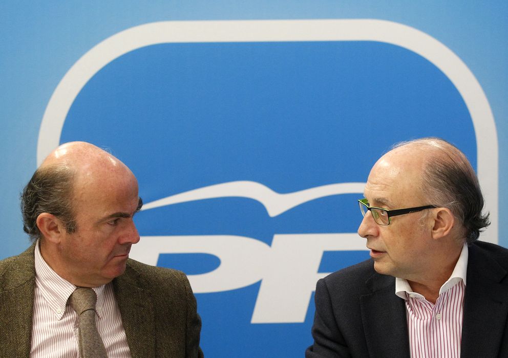 Foto: Los ministros Montoro y De Guindos. (EFE)
