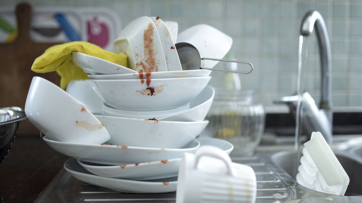 Las peligrosas consecuencias de amontonar los platos sucios en el fregadero