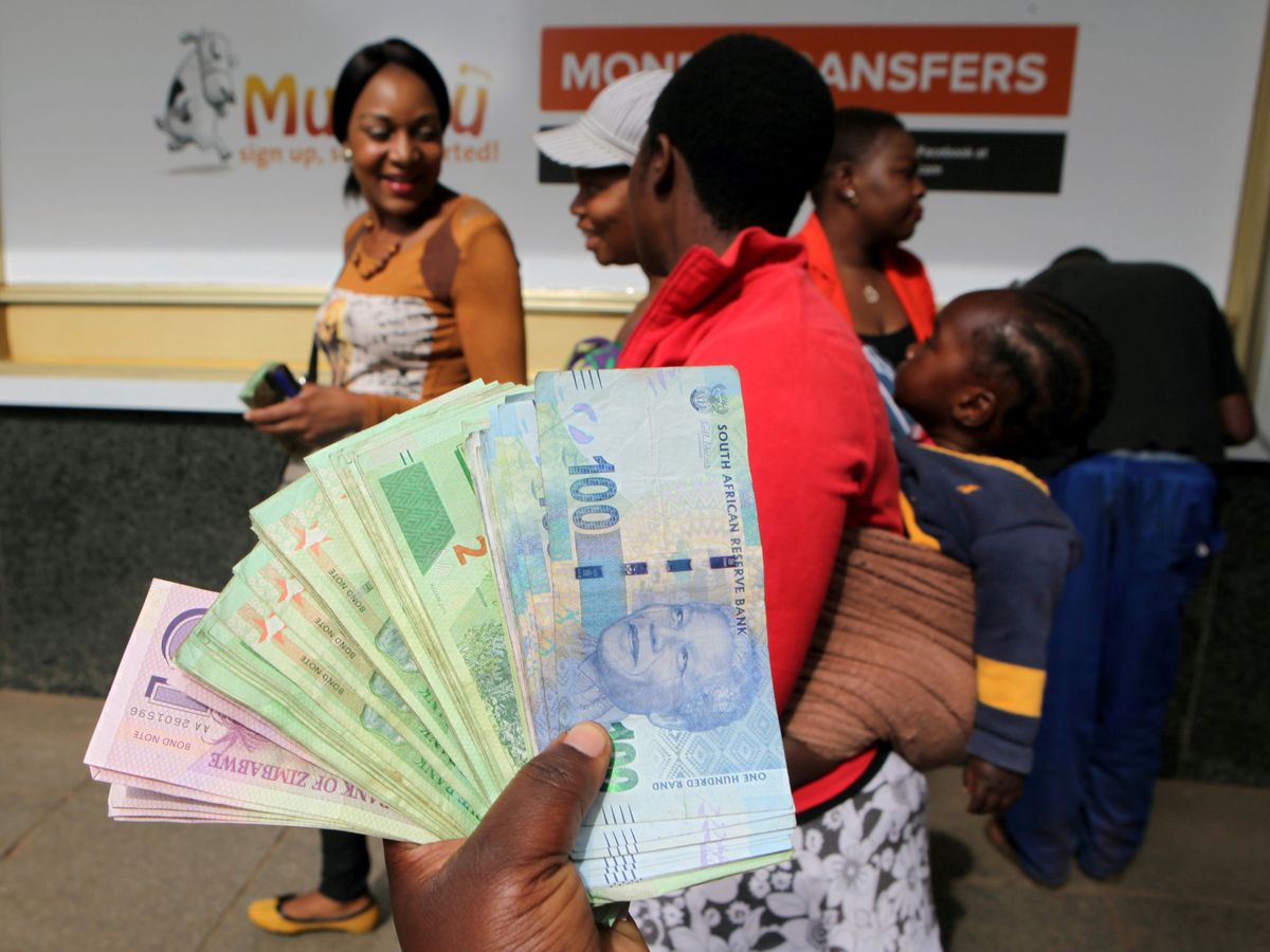 Foto: Con casi dos millones de euros en el banco, la vida del ganador de la lotería ha cambiado (Reuters/Philimon Bulawayo) 