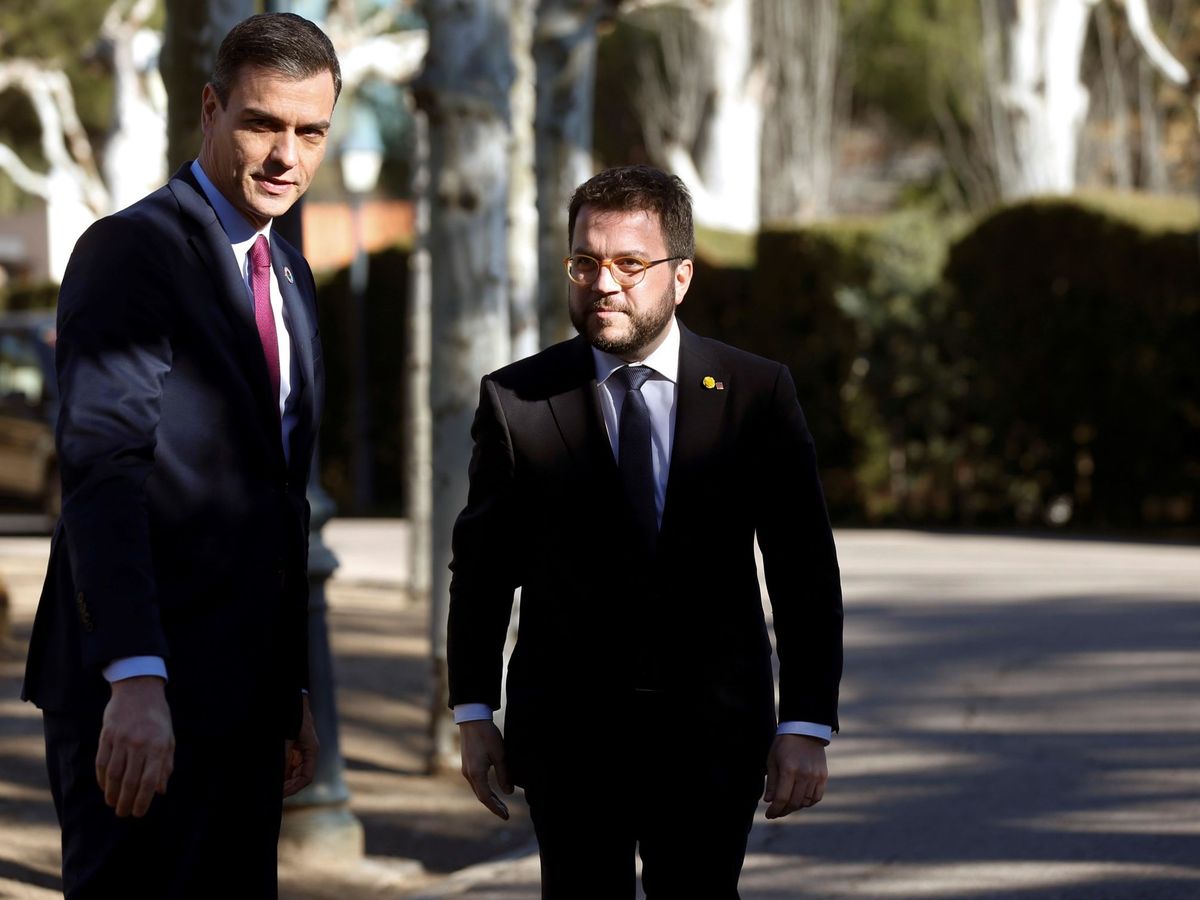 Foto: Pedro Sánchez charla con el 'vicepresident' del Govern, Pere Aragonès, antes de la primera reunión de la mesa de diálogo, el pasado 26 de febrero. (EFE)