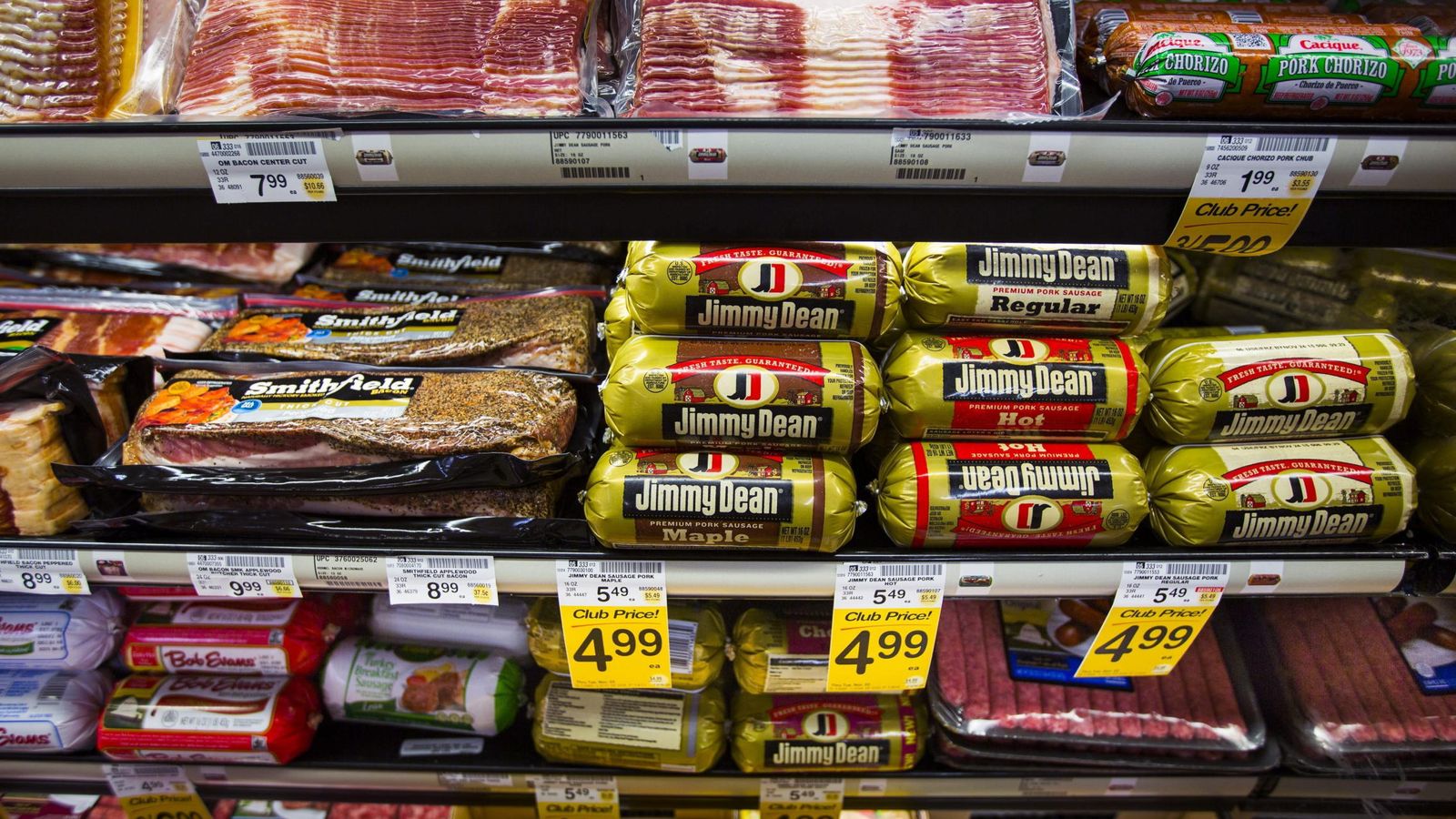 Foto: Vista de una alacena repleta de salchichas y bacon precocinado en un supermercado. (EFE) 