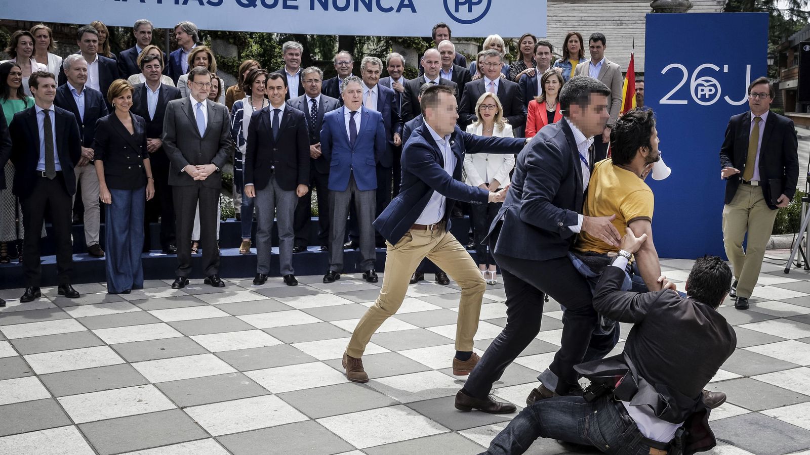 Foto: Los servicios de seguridad reducen a un hombre que irrumpió gritando "sois la mafia" cuando Mariano Rajoy participaba en el acto de presentación de los cabezas de lista del PP. (EFE)