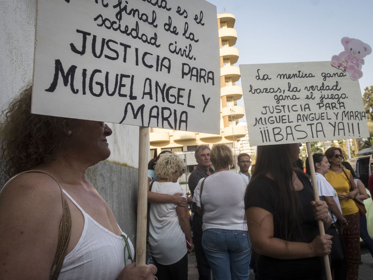 Familiares y amigos de las víctimas ante la Audiencia de Huelva. (EFE)