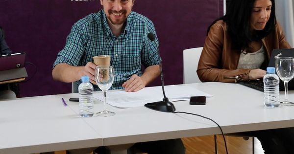 Foto: El líder de Podemos, Pablo Iglesias, y Pablo Echenique, secretario de organización de Podemos, en el Consejo Ciudadano Estatal de Podemos. (EFE)