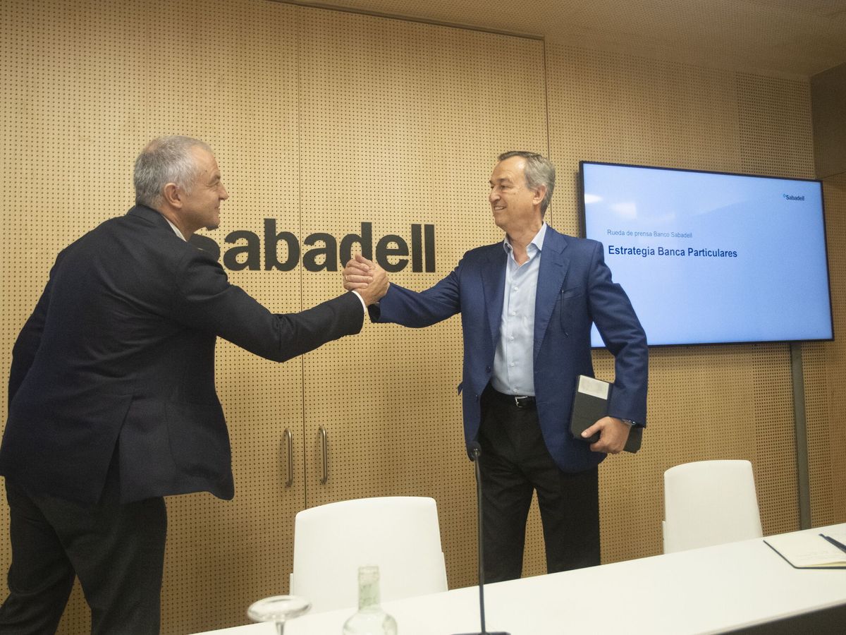 Foto: El CEO de Banco Sabadell, César González Bueno (c), y el director del Negocio de Particulares, Jorge Rodríguez (i). (EFE/Marta Pérez)