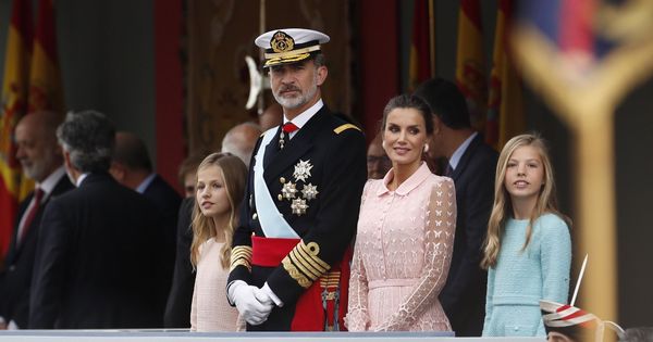 Foto: Los reyes y sus hijas en el desfile de la Fiesta Nacional. (EFE) 