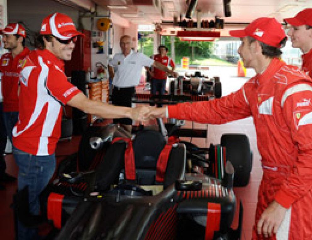 Foto: Alonso visita la FDA. (Ferrari)