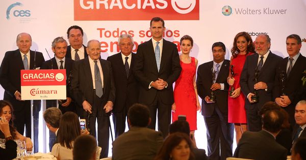 Foto: Los príncipes de Asturias (hoy Reyes), durante la clausura de la campaña 'Gracias a las empresas sevillanas' en el Club Empresarial Antares. (Fernando Ruso)