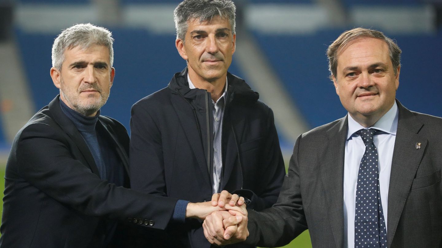 El presidente de la Real Sociedad, Jokin Aperribay, y el director deportivo, Roberto Olabe, durante la presentación de Imanol como nuevo entrenador. (EFE)