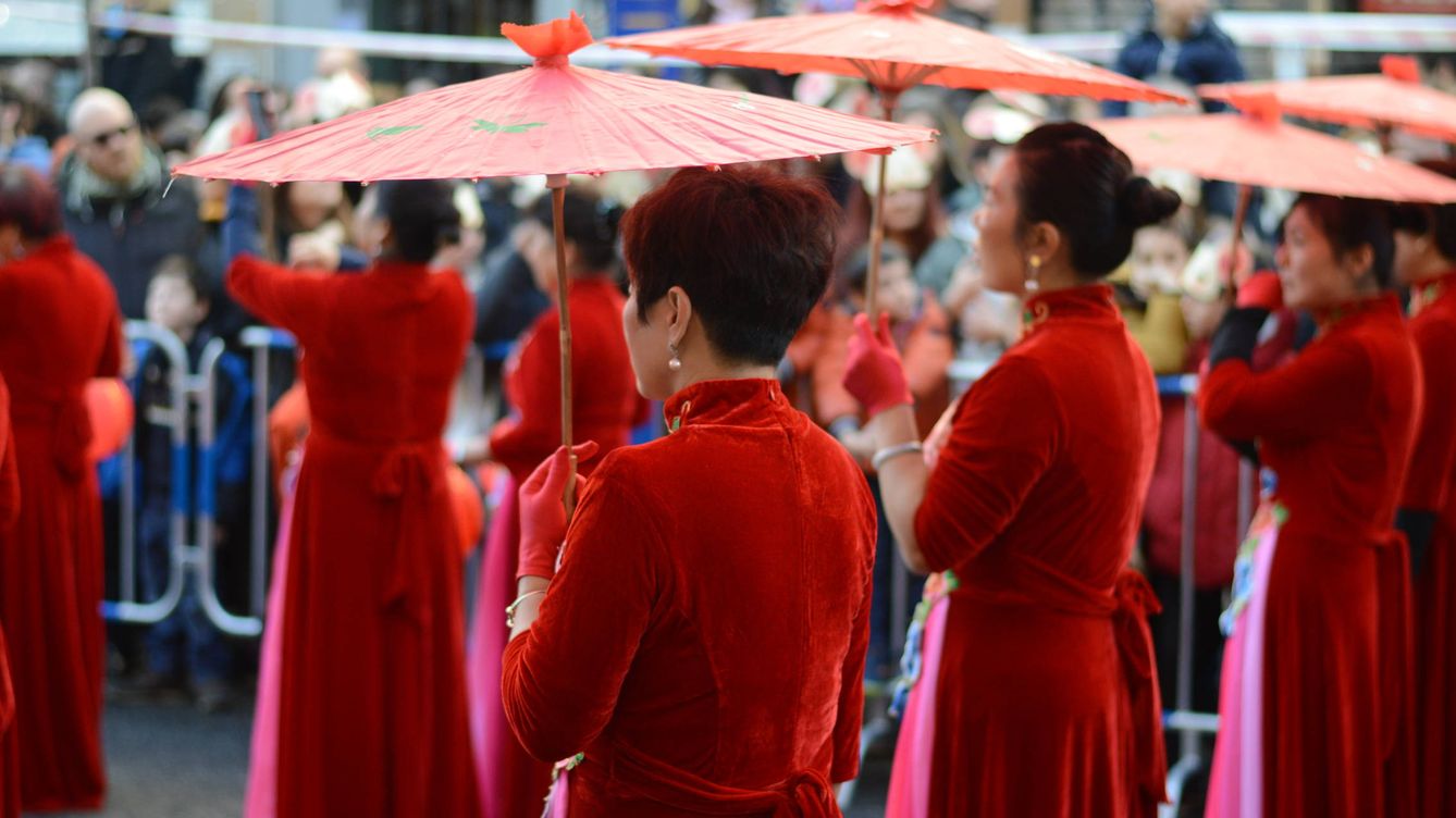 Sin mascarillas ni temor al 'virus de Wuhan' en el desfile del Año Nuevo chino en Usera