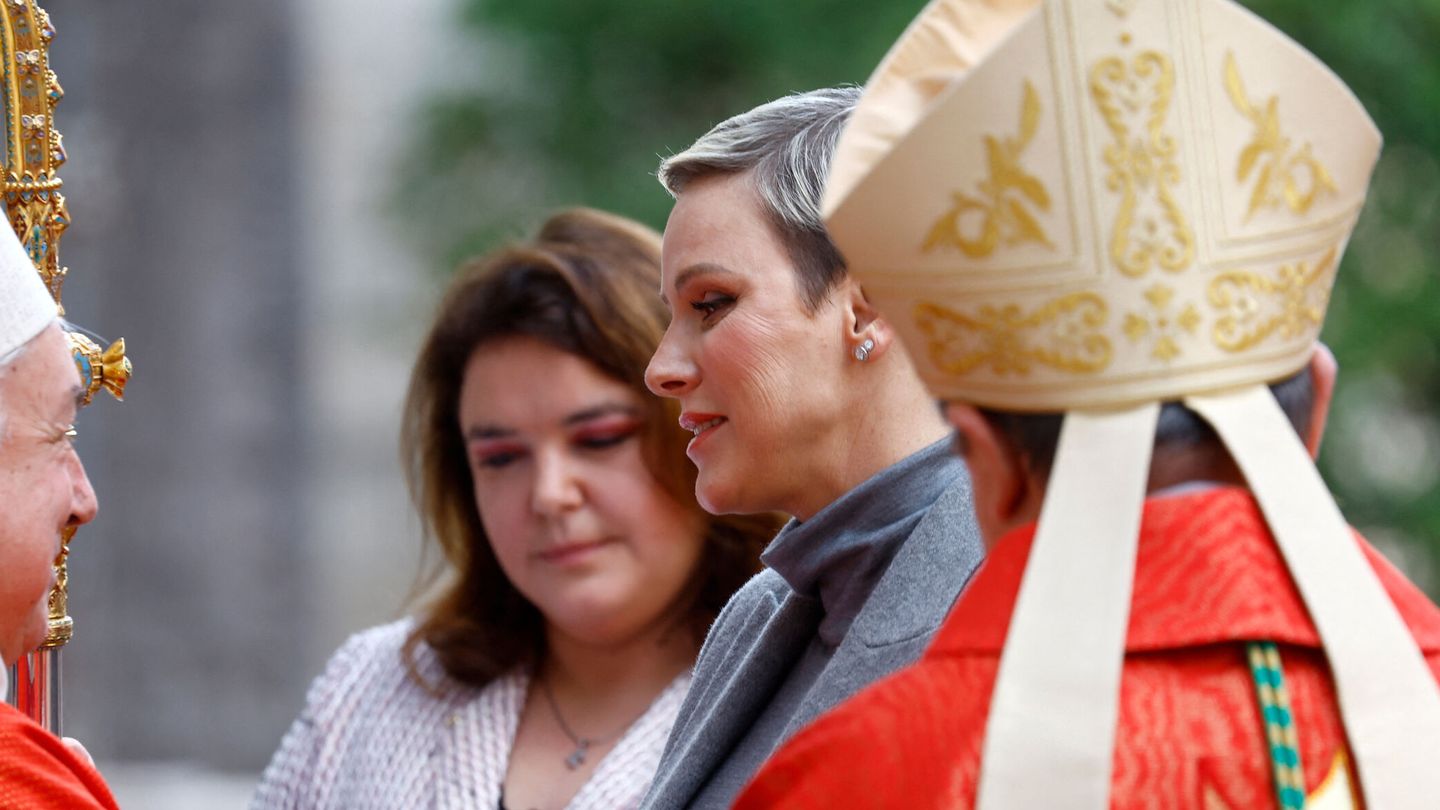 Charlène y Mélanie-Antoinette de Massy, a su llegada a la catedral. (Reuters/Eric Gaillard)