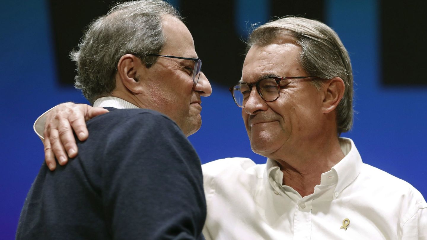 Artur Mas se abraza al presidente Quim Torra, tras su intervención en el acto de precampaña de Junts per Catalunya (JxCAT) al 10-N celebrado el pasado 12 de octubre. (EFE)