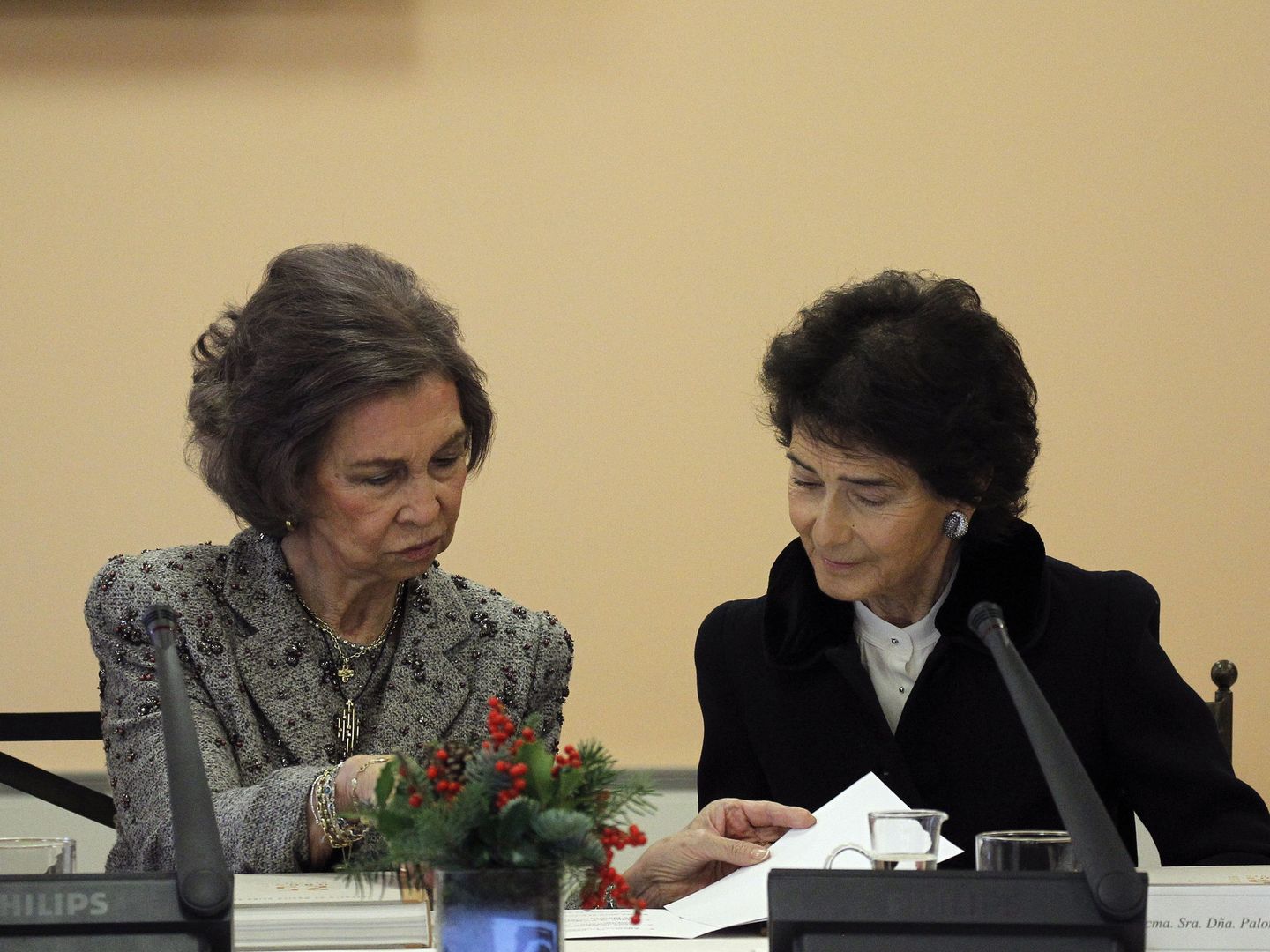 La reina doña Sofía, con la presidenta de la Escuela Superior de Música Reina Sofía, Paloma O'Shea. (EFE)