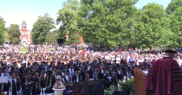 Foto: Los estudiantes aplauden a Robert F. Smith tras anunciar que pagará sus deudas universitarias