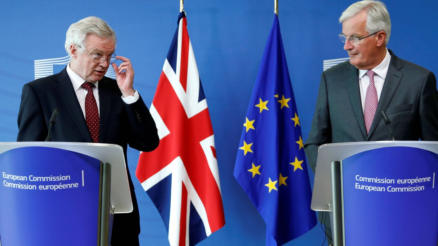 David Davis, secretario de Estado para la salida del Reino Unido de la UE, junto a Michel Barnier, en Bruselas. (Reuters)