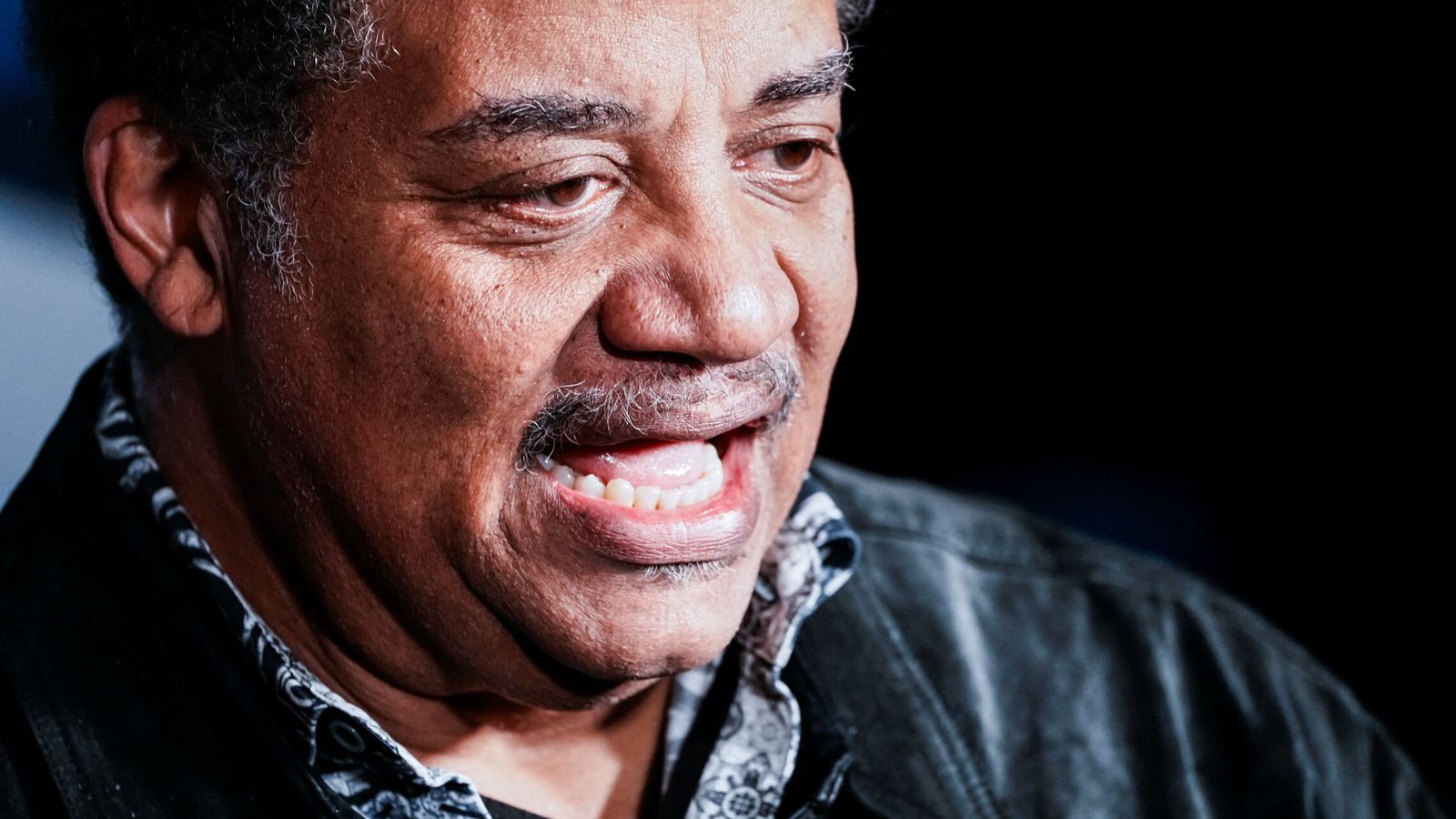 Neil deGrasse Tyson, astrofísico, sobre qué hacer al morir: "Si te incineras, en 4 años llegarás a Alfa Centauri"