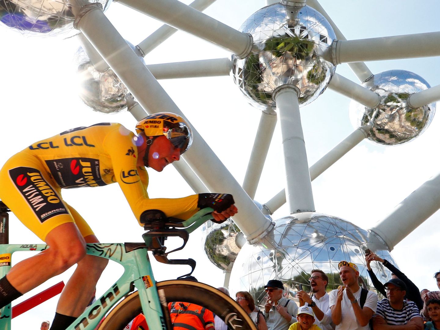 El Tour de Francia pasa por el Atomium, una de las esculturas más célebres de Bruselas. (Reuters)