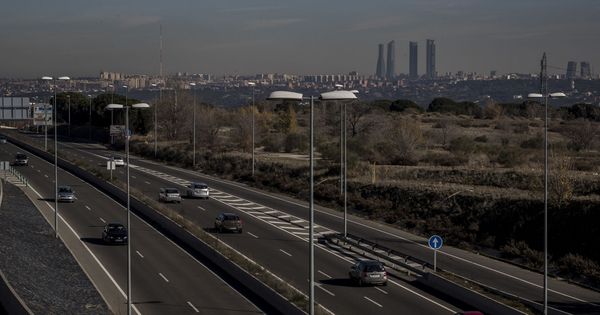 Foto: Vista de la contaminación sobre la ciudad de Madrid en una imagen de archivo. (EFE)