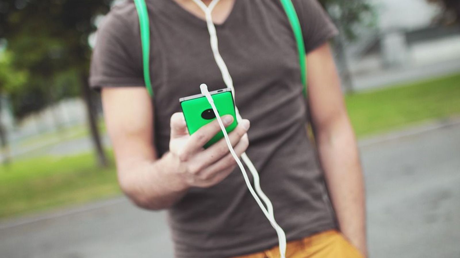 Foto: Un adolescente utiliza su móvil. (CC/Pixabay)