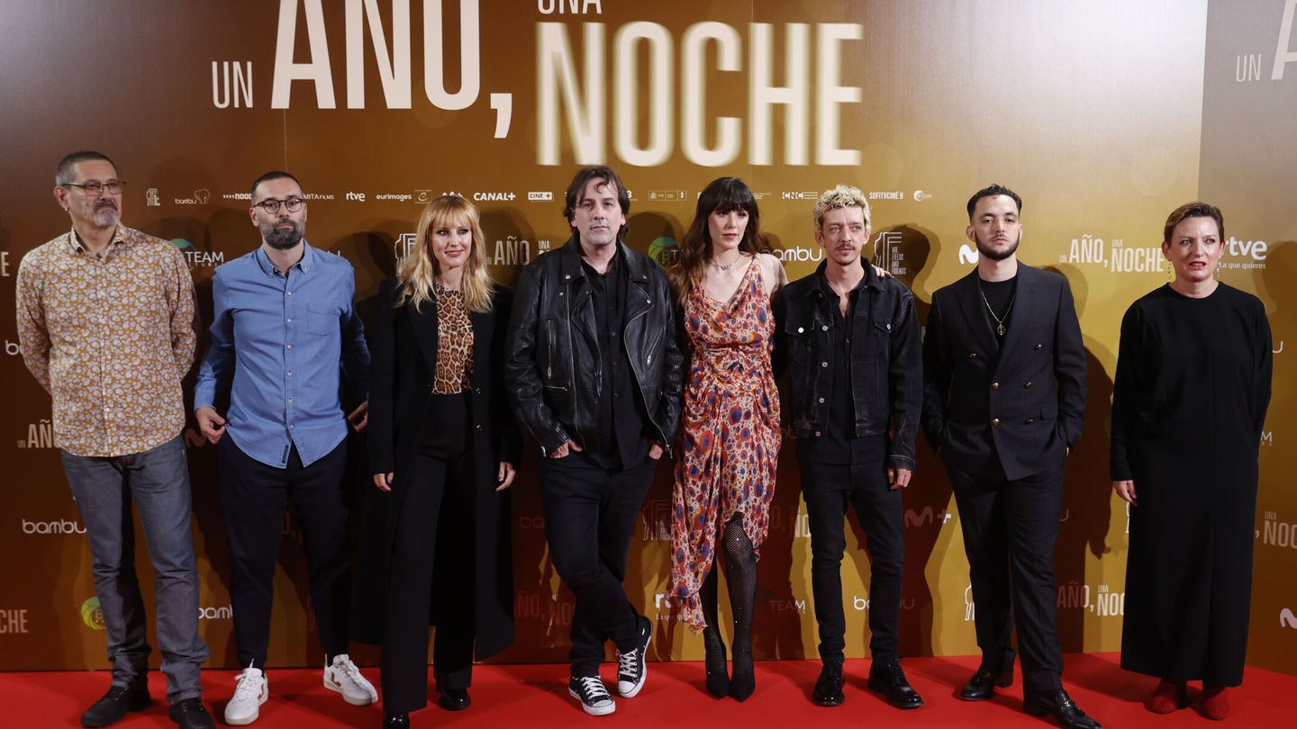 El director Isaki Lacuesta posa con los actores de 'Un año, una noche' en el estreno. (EFE/Juan Carlos Hidalgo)