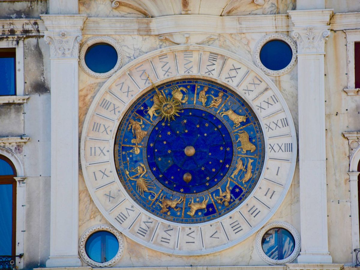 Foto: Esfera del reloj de la Torre dell'Orologio, en la Plaza de San Marcos de Venecia. (Josh Rangel, para Unsplash)