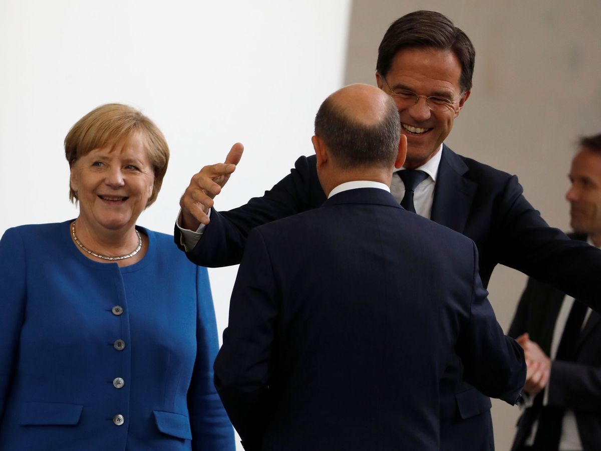 Foto: Rutte abraza al actual canciller alemán en una reunión junto a Merkel. (Reuters/Tantussi)