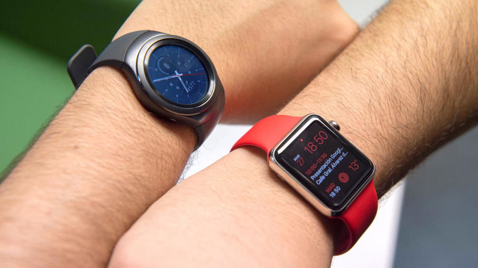 Foto:  El Samsung Gear S2 (arriba) junto al Apple Watch.