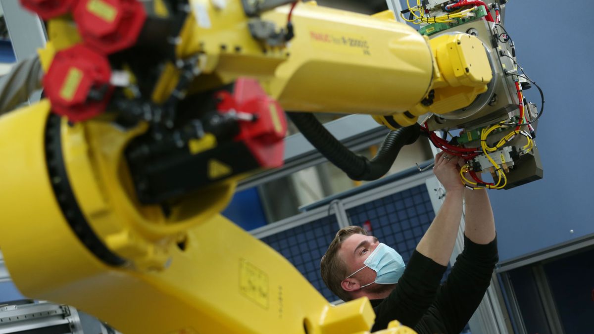 Faltan empleados y ya hay consecuencias: se disparan las ventas de robots industriales