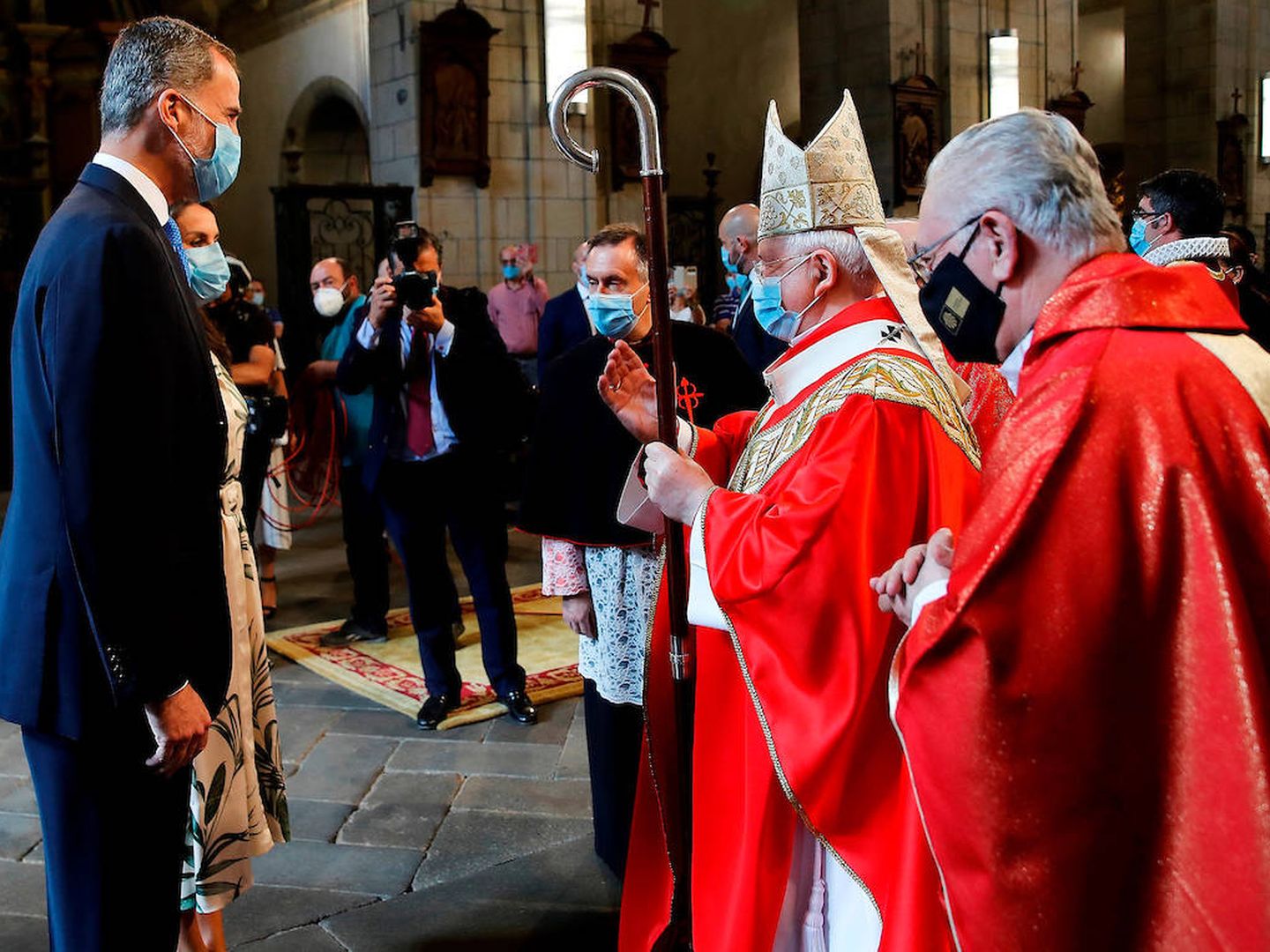 El arzobispo Julián Barrio junto a los Reyes durante la liturgia de la ofrenda ante el Apostol, en Santiago. (Limited Pictures)